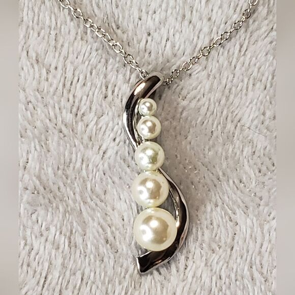 Jewelry - Silver and white pearl Necklace, S shaped